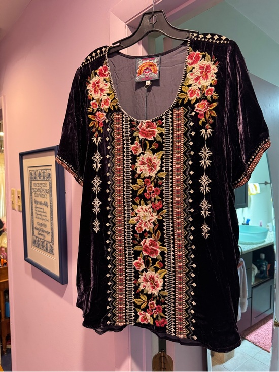 Johnny Was Tops - NWT!! Johnny Was Size L Velvet Floral Scoop-Neck Women's Top - Plum with Pink